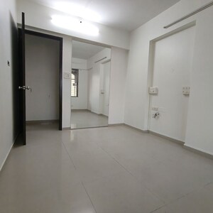 Room in 4 BHK Apartment at Sheth Golden Willows, Mulund West – for Rent