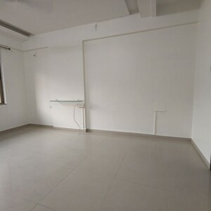 Room in 4 BHK Apartment at Sheth Golden Willows, Mulund West – for Rent