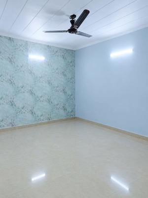 Room in 3 BHK Builder Floor at Mahavir Enclave – for Sale