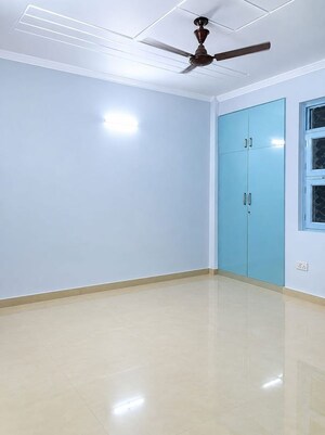Room in 3 BHK Builder Floor at Mahavir Enclave – for Sale