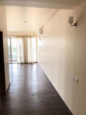 Room in 4 BHK Apartment at Halasuru – for Rent