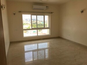 Room in 4 BHK Apartment at Halasuru – for Rent
