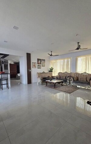 Gym in 5 BHK Apartment at Transcon Triumph Tower, Andheri West – for Sale