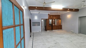 Room in 3 BHK Builder Floor at Navjeevan Vihar – for Rent