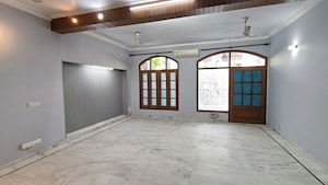 Room in 3 BHK Builder Floor at Navjeevan Vihar – for Rent