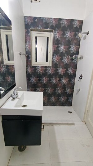 Team Area in 3 BHK Builder Floor at Navjeevan Vihar – for Rent