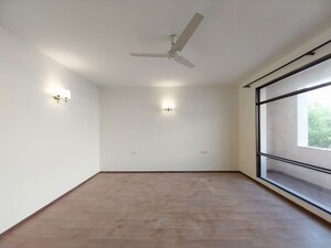 Room in 5 BHK Villa at Nirvana Courtyard, Sector 50 – for Rent