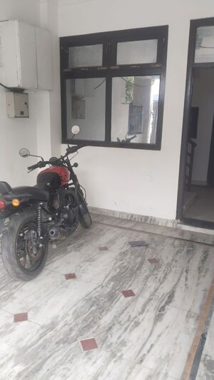 Parking in 2 BHK Builder Floor at Gomti Nagar – for Rent