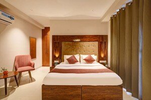 Bedroom in 6+ BHK Independent House at Prithvi Apartment-52, Sector 52 – for Rent