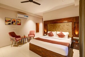 Bedroom in 6+ BHK Independent House at Prithvi Apartment-52, Sector 52 – for Rent