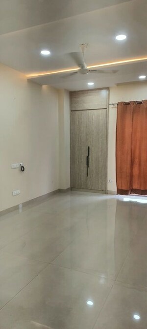 Room in 3 BHK Builder Floor at Sector 40 – for Rent