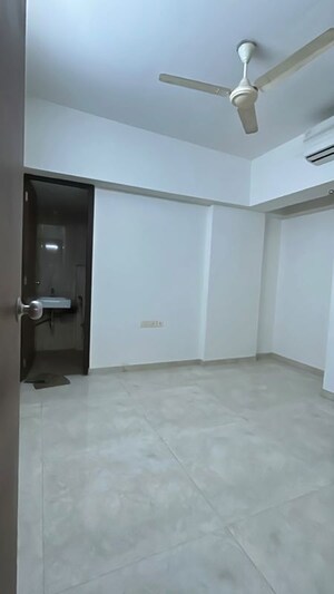 Room in 1 BHK Apartment at Lodha Amara, Kolshet Road – for Sale