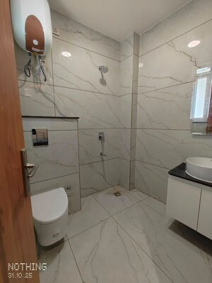Bathroom in 1 BHK Builder Floor at Sector 52 – for Rent