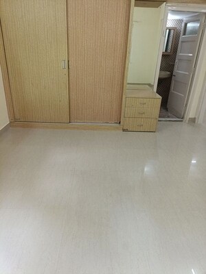 Room in 3 BHK Apartment at Villa Rosa Apartment, Bandra West – for Rent