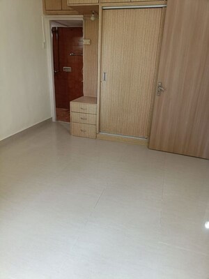 Room in 3 BHK Apartment at Villa Rosa Apartment, Bandra West – for Rent