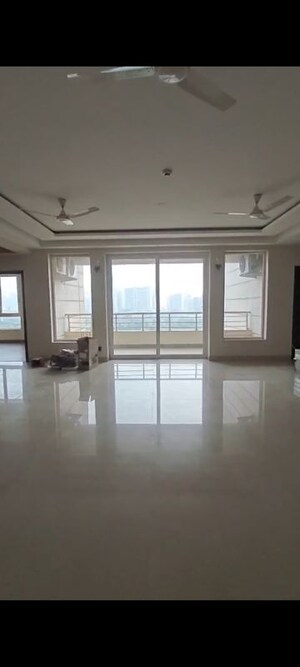 Room in 4 BHK Apartment at Jaypee Imperial Court, Sector 128 – for Rent