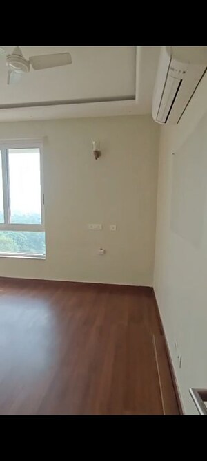 Room in 4 BHK Apartment at Jaypee Imperial Court, Sector 128 – for Rent