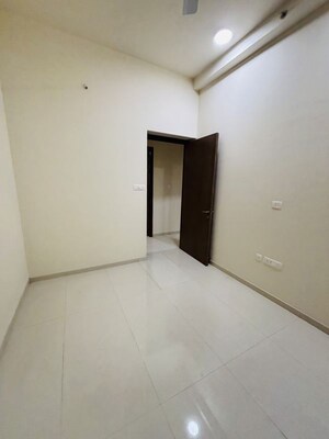 Room in 3 BHK Apartment at Prestige Siesta, Mulund West – for Rent