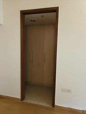 Furnished Amenities in 3.5 BHK Apartment at Jaypee Kalypso Court, Sector 128 – for Rent