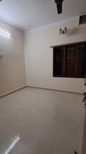 Room in 3 BHK Builder Floor at Jp Nagar – for Rent