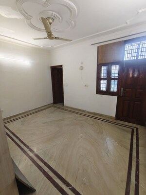 Room in 3 BHK Builder Floor at Sukhdev Vihar – for Rent