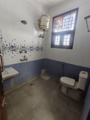 Team Area in 3 BHK Builder Floor at Sukhdev Vihar – for Rent