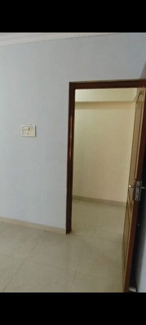 Room in 3 BHK Apartment at Ever Top Apartment, Andheri West – for Rent