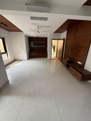 Room in 3 BHK Apartment at Karia Konark Residency, Koregaon Park – for Rent