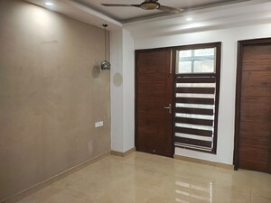 Room in 4 BHK Builder Floor at Ansal Plaza Sector-23, Sector 23 – for Rent