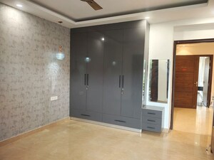 Room in 4 BHK Builder Floor at Ansal Plaza Sector-23, Sector 23 – for Rent