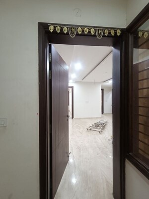 Room in 4 BHK Builder Floor at Sector 16 – for Rent