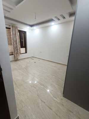 Room in 4 BHK Builder Floor at Sector 16 – for Rent