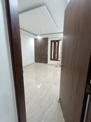 Room in 4 BHK Builder Floor at Sector 16 – for Rent