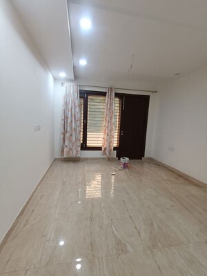 Room in 4 BHK Builder Floor at Sector 16 – for Rent