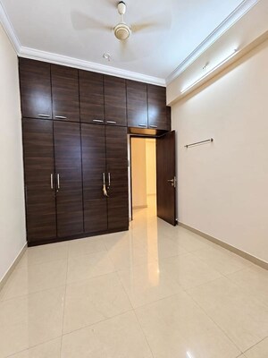 Room in 3 BHK Apartment at Satellite Tower, Goregaon East – for Rent